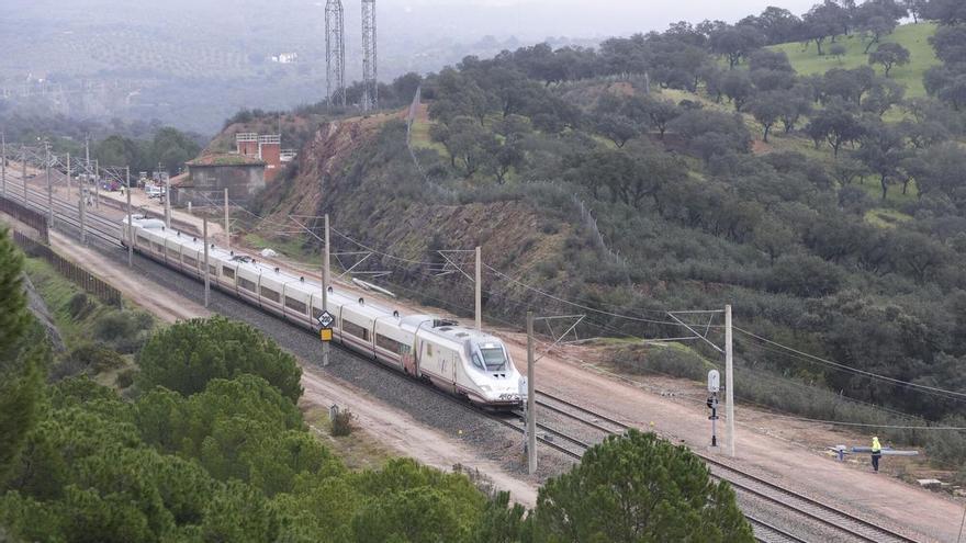 Renfe limita velocidades en la línea Málaga-Madrid por una "incidencia operativa" en plena Operación Retorno