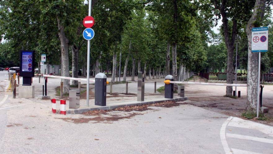 Imatge de les barreres automàtiques que controlen l&#039;accés al camp de Mart · ACN