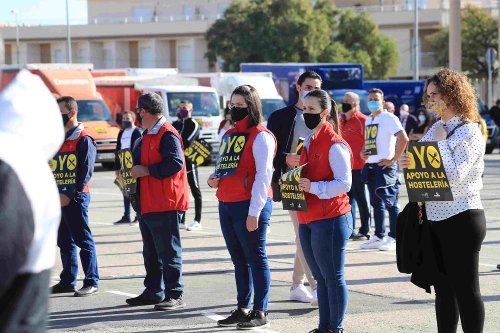 Hosteleros colapsan el centro de Lorca reclamando la apertura de sus negocios