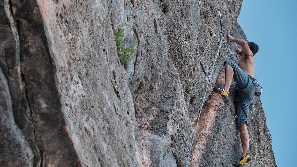Un escalador fent una via al parc natural de Sant Llorenç del Munt