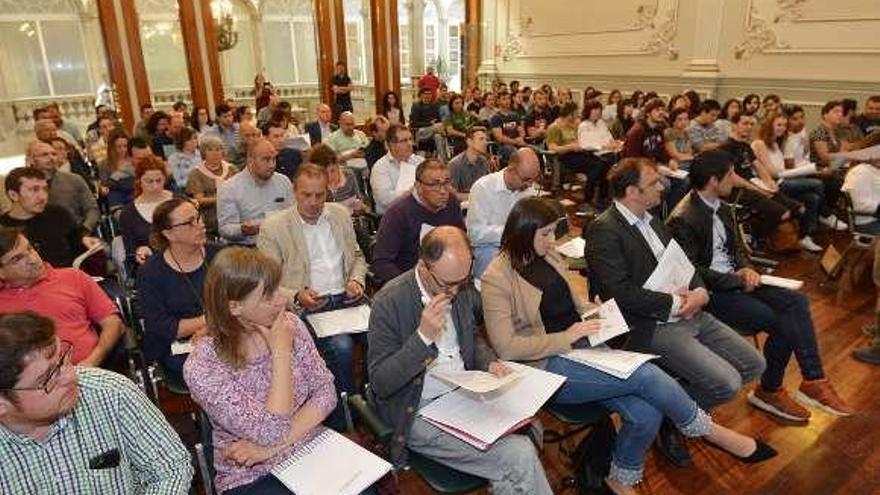 La alcaldesa y el edil de Medio Ambiente de Moaña (segunda y tercero, dcha.) ayer en el pleno de la Diputación. // G.S.