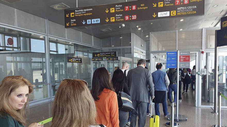 Pasajeros a punto de embarcar en el aeropuerto de Peinador