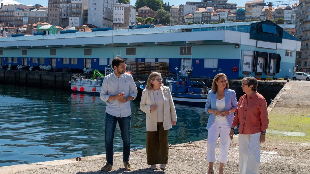 La exconselleira de Mar, Rosa Quintana, con Irene Garrido, Juan Bayón y Luisa Sánchez.