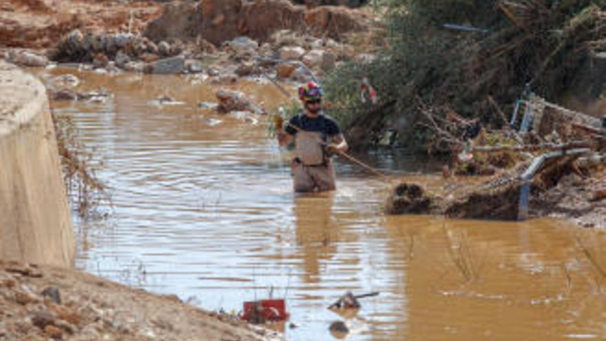 Un militar rastrea una zona inundada por la riada GUILLEM BOSCH