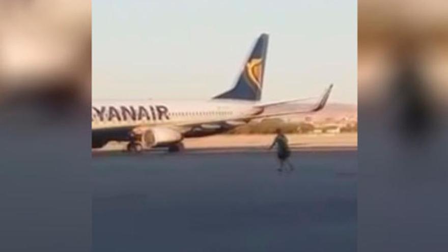 El pasajero, con camiseta verde, en la pista de Barajas para coger el vuelo a Gran Canaria.