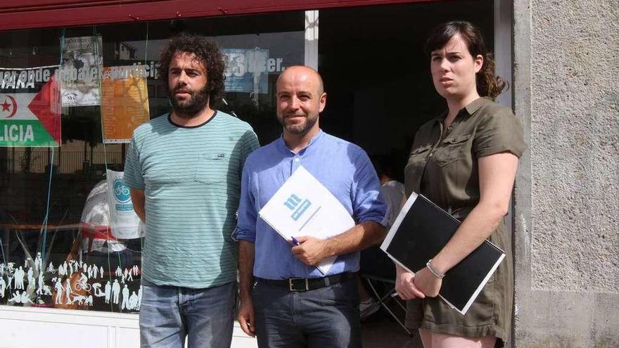 Momento previo a la presentación del decálogo por parte de Davide Rodríguez, Luís Villares y Paula Quinteiro. // I.O.