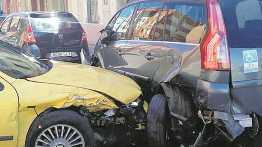 Huye tras embestir coches aparcados en Castelló