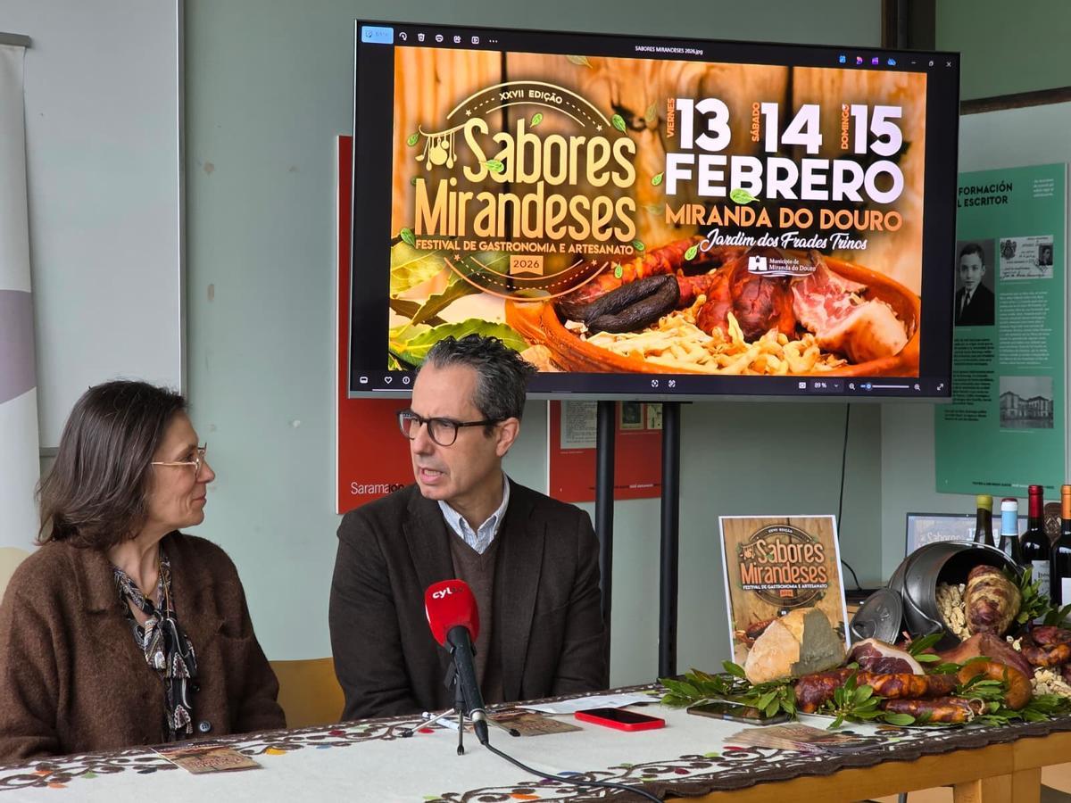 La presidenta de la Cámara Municipal del Concelho de Miranda do Duro Helena Barril y el secretario de la Fundación Rei Afonso Henriques José Luis González Prada en la presentación de "Sabores Mirandeses".