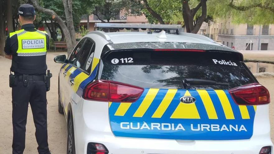 Un agent i un vehicle de la Guàrdia Urbana de Figueres, foto d&#039;arxiu