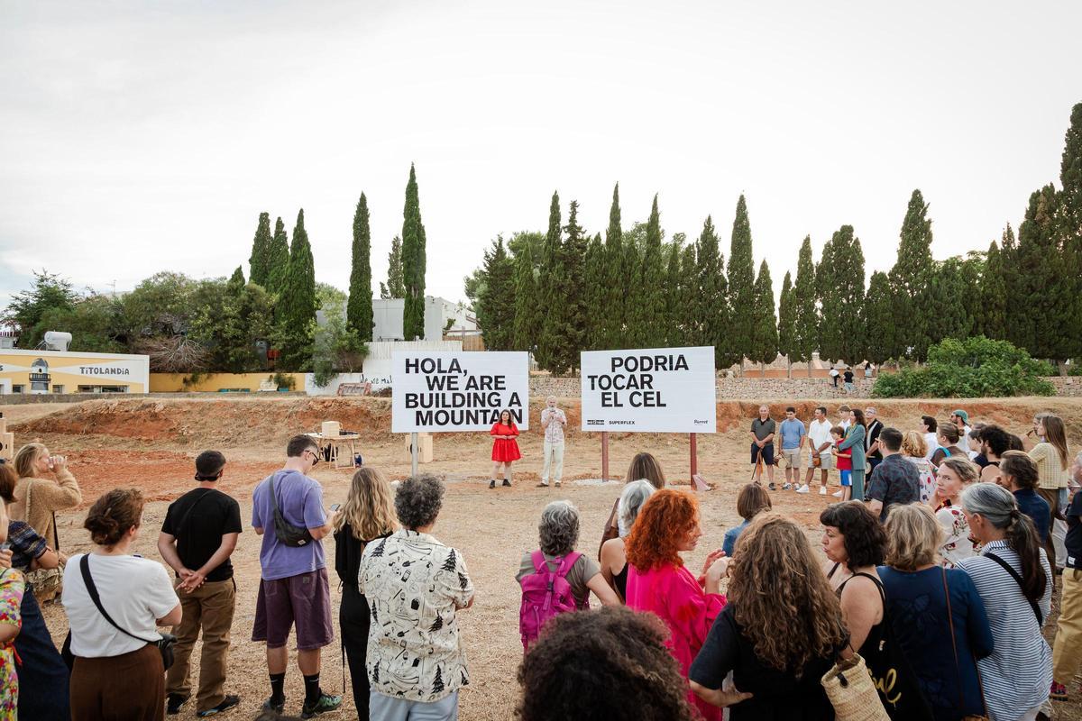 Miembros del colectivo artístico junto a vecinos de Santa Gertrudis.