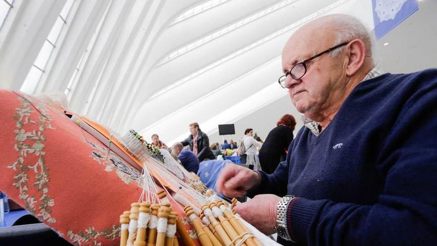 Benedicto Díaz, ayer, haciendo bolillos.