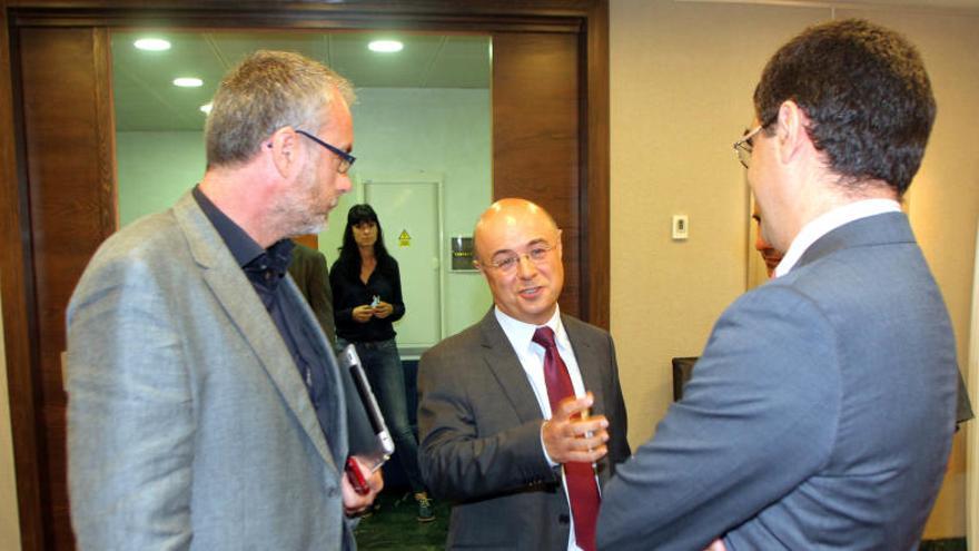 Andrés Carrillo, consejero de Hacienda (centro), entre los diputados Domingo Segado (derecha) y Miguel Ángel López .