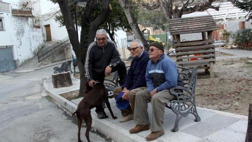 Vicent, Ramón y Bautista, sentados un banco de una de las plazas de Famorca.