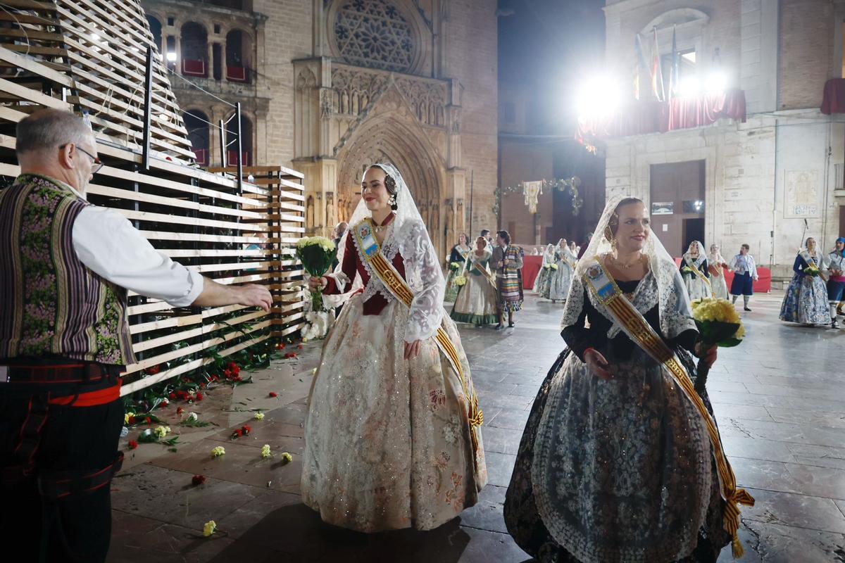 Diana Morant y Pilar Bernabé desfilan ante la Mare de Déu en la Ofrenda
