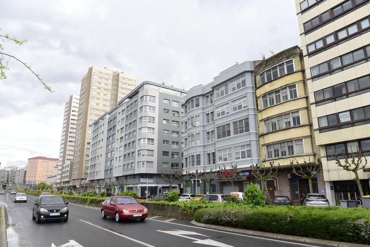 Vista parcial de la avenida del Ejército, adonde se trasladará la Asociación de Bulimia y Anorexia de A Coruña (ABAC) desde el Barrio de las Flores.
