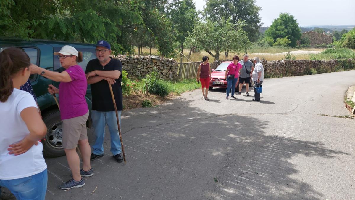 Familiares de los desalojados de San Pedro visitando a los evacuados tras la vuelta al pueblo