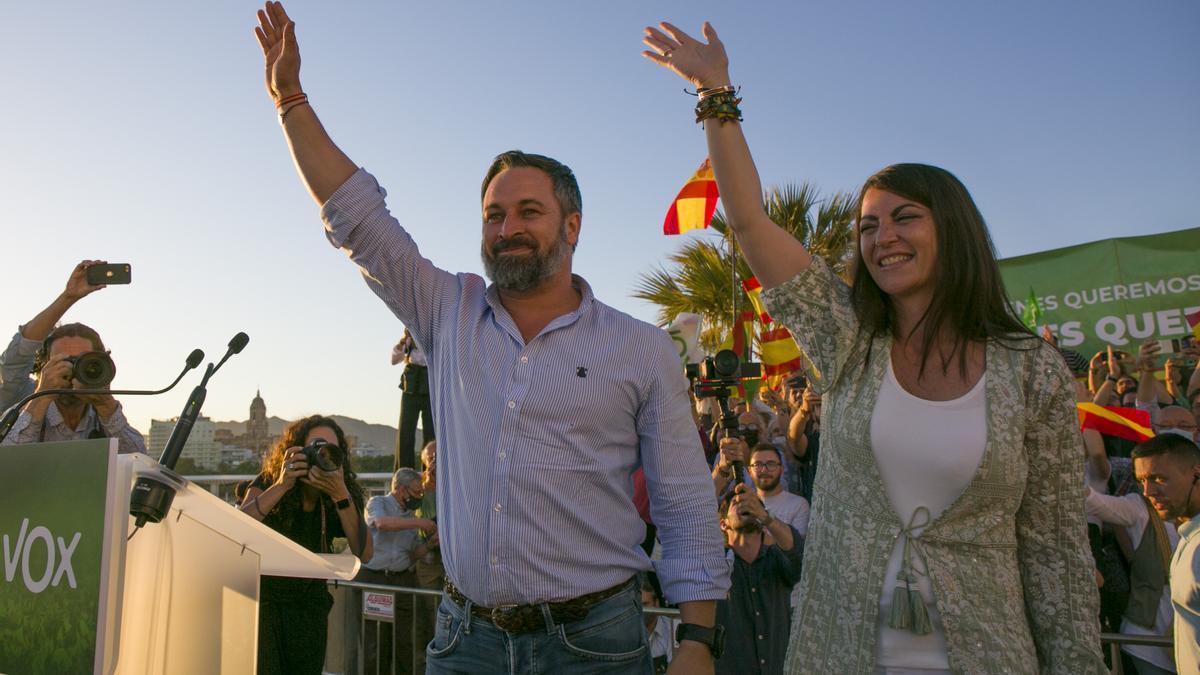 Santiago Abascal arropa a la candidata de Vox a la presidencia de la Junta de Andalucía, Macarena Olona, en un mitin, este viernes.