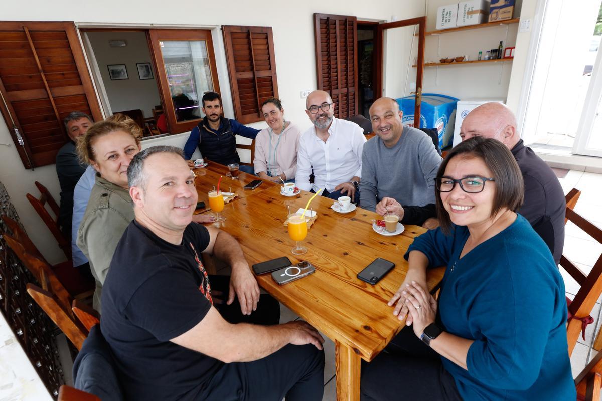 Vicent Roig, de blanco, ayer por la mañana tomando un café en Sant Agustí.