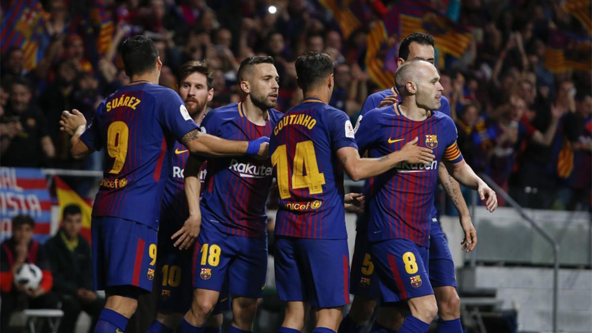 Los jugadores del FC Barcelona celebran uno de sus goles en la final de la Copa 2017/18 contra el Sevilla