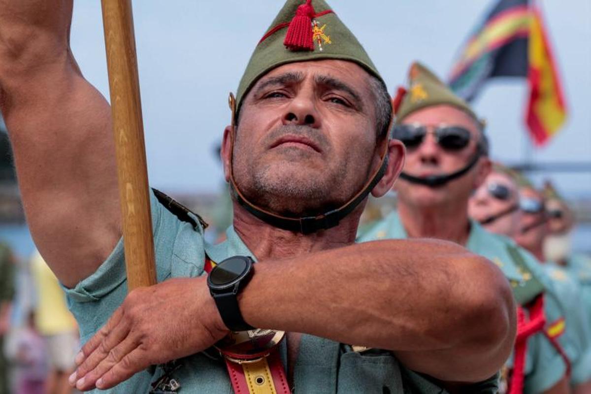 Un caballero legionario durante los actos litúrgicos en la plaza de O Castro.