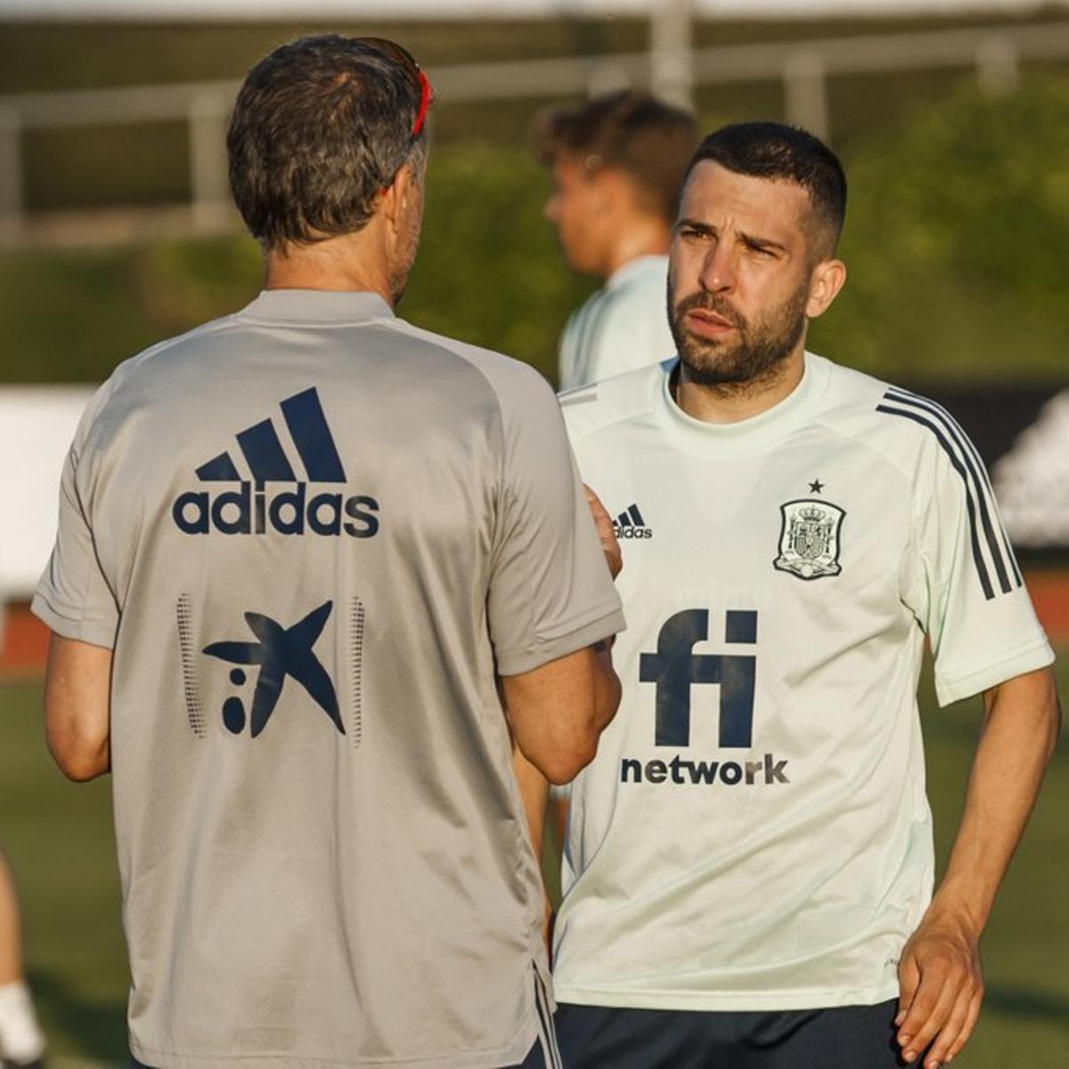 Luis Enrique charla con Jordi Alba en un entrenamiento de la selección española.