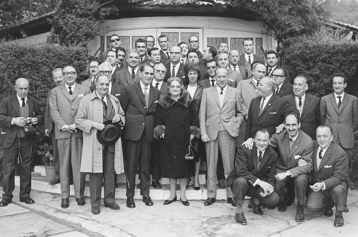 Manuel Cerezales, a la izda. de doña Josefina de Lema, el día de su despedida como director de FARO. Entre otros, puede verse a Álvaro Cunqueiro, Fernández del Riego, Paz Andrade, Alberto Casal, Castroviejo