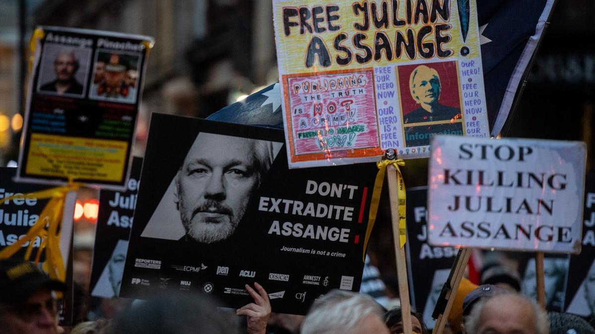 Marcha de apoyo al creador de Wikileaks, Julian Assange, este miércoles en Londres.