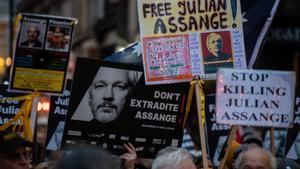 Marcha de apoyo al creador de Wikileaks, Julian Assange, este miércoles en Londres.