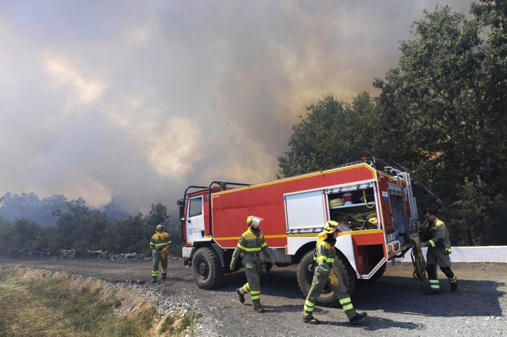 Las imágenes del incendio de Rodeira. // Bernabé | Javier Lalín