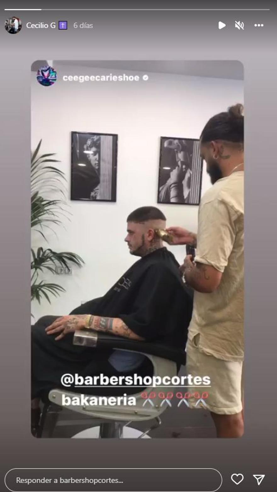 Cecilio G en la barbería de Manuel Cortés cortándose el pelo.