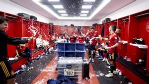 Los futbolistas españoles celebran con cava en el vestuario la clasificación para el Mundial de Qatar.