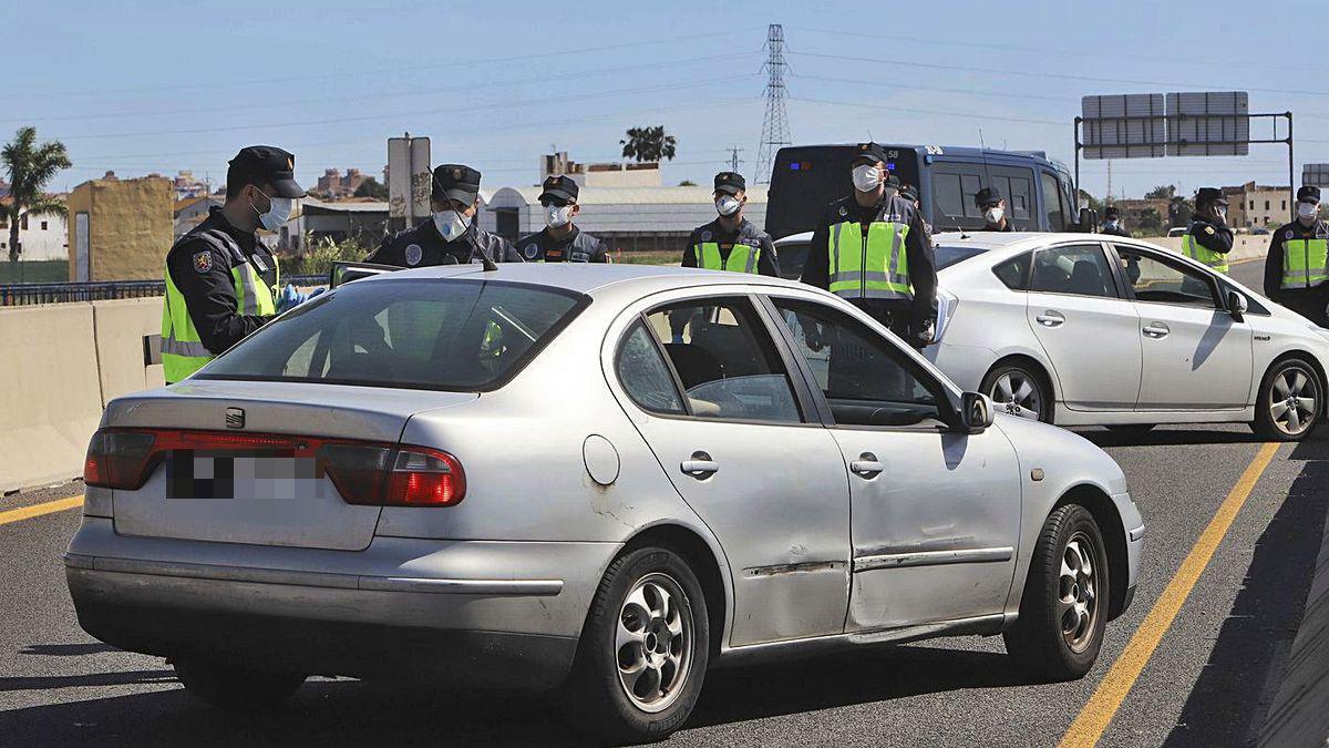 Un control de la policía para comprobar si se cumplen las medidas fijadas por el estado de alarma.