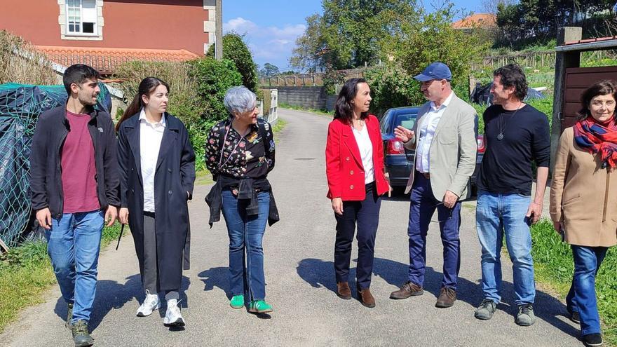 Una visita de la diputada provincial María Ramallo y representantes del Concello de Bueu por la obra de saneamiento entre A Torre y Castrelo, en Cela.