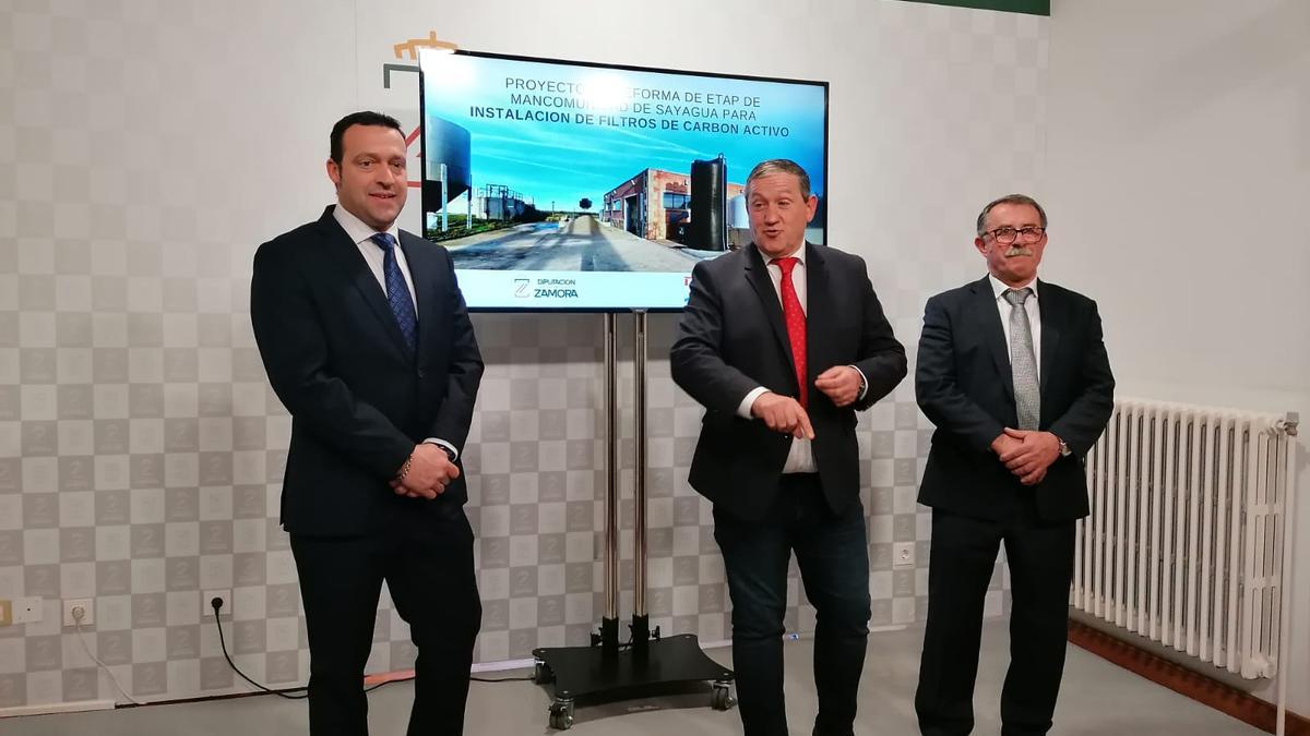 De izquierda a derecha, Manuel Martín (diputado de Obras), Faúndez e Isidro presentan el proyecto