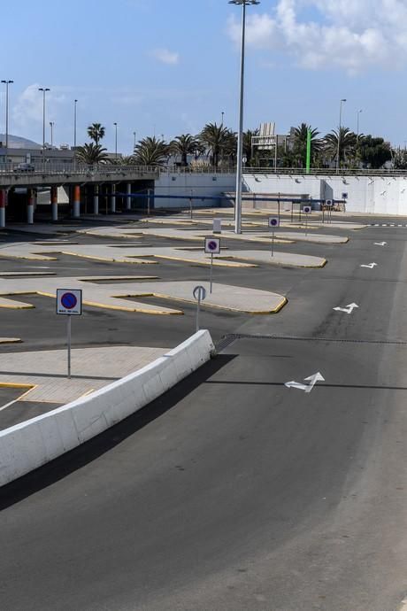 26-03-20  GRAN CANARIA. AEROPUERTO DE GRAN CANARIA. INGENIO TELDE. . Efecto del Covid-19 en el Aeropuerto de Gran Canaria, plataforma de aparcamiento de aviones vacía, últimos turistas y últimos en llegar.  Fotos: Juan Castro.