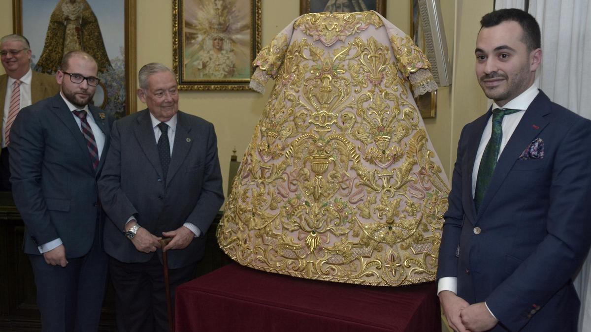 Un momento de la presentación de la nueva saya bordada en oro sobre otomán en color rosa palo, anoche en la Macarena. / Manuel Gómez