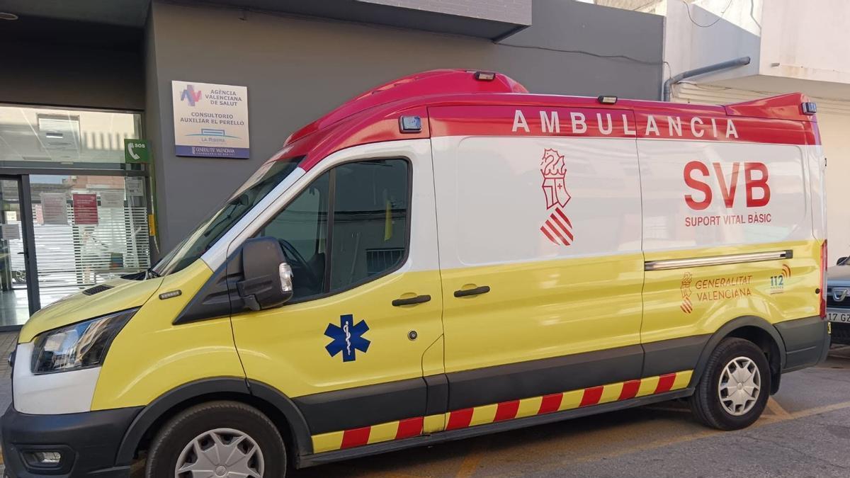 Una ambulancia a la puerta del consultorio auxiliar de El Perelló, en una imagen de archivo.