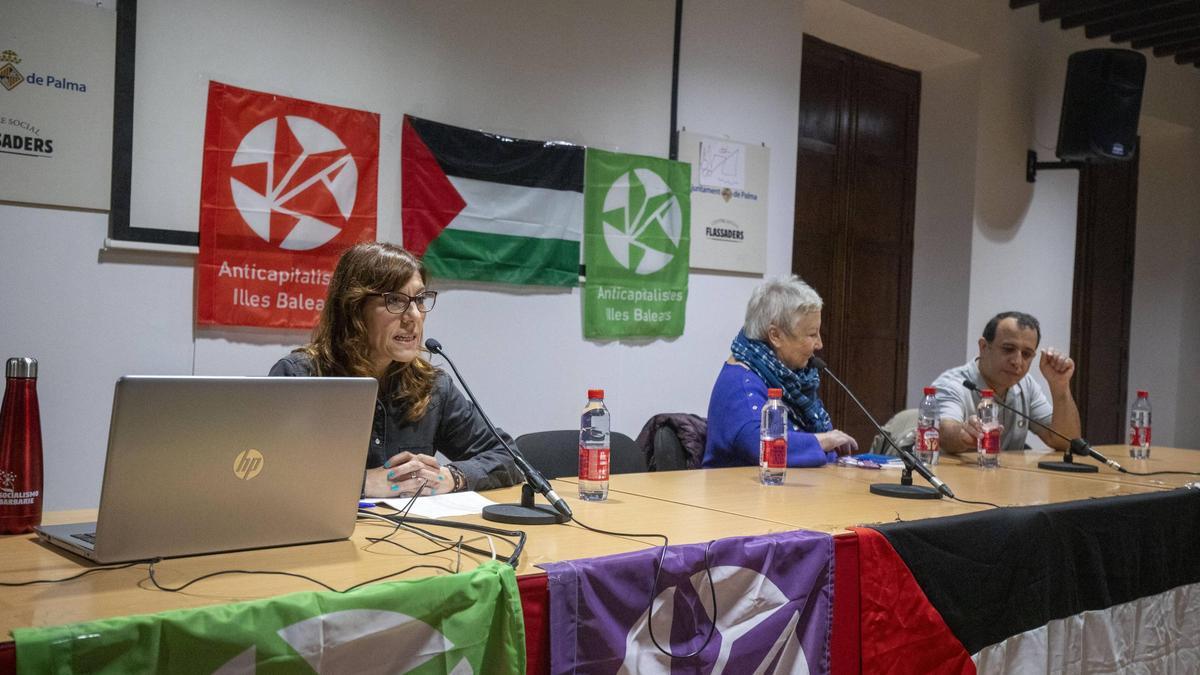 Acto en contra del genocidio de Palestina. Laura Camargo, Teresa Aranguren y Khaled Abunaim. Miguel Urbán se retrasó unos minutos.