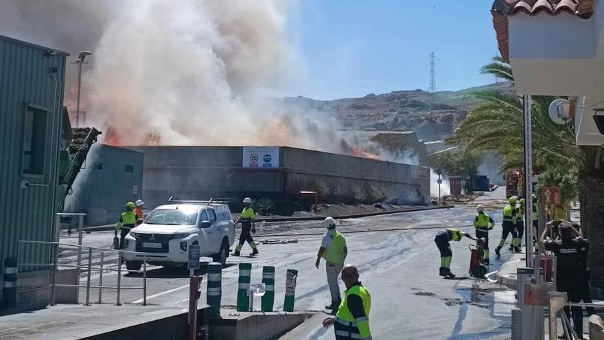 Trabajos de extinción en el incendio del vertedero de Juan Grande