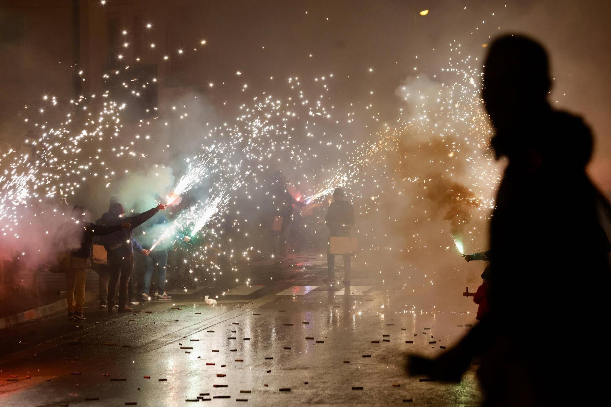 La 'passejà' de Bétera llena las calles de música y fuego por Sant Antoni