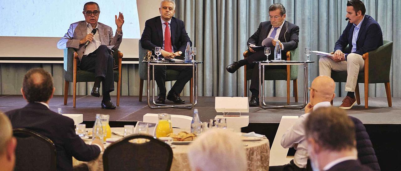 Un momento del debate del foro económico entre el presidente de CEOE-Tenerife, José Carlos Francisco; el viceconsejero Fermín Delgado, el director territorial de CaixaBank,  Juan Ramón Fuertes  y el moderador  Moisés Álvarez.  | | CARSTEN W. LAURITSEN