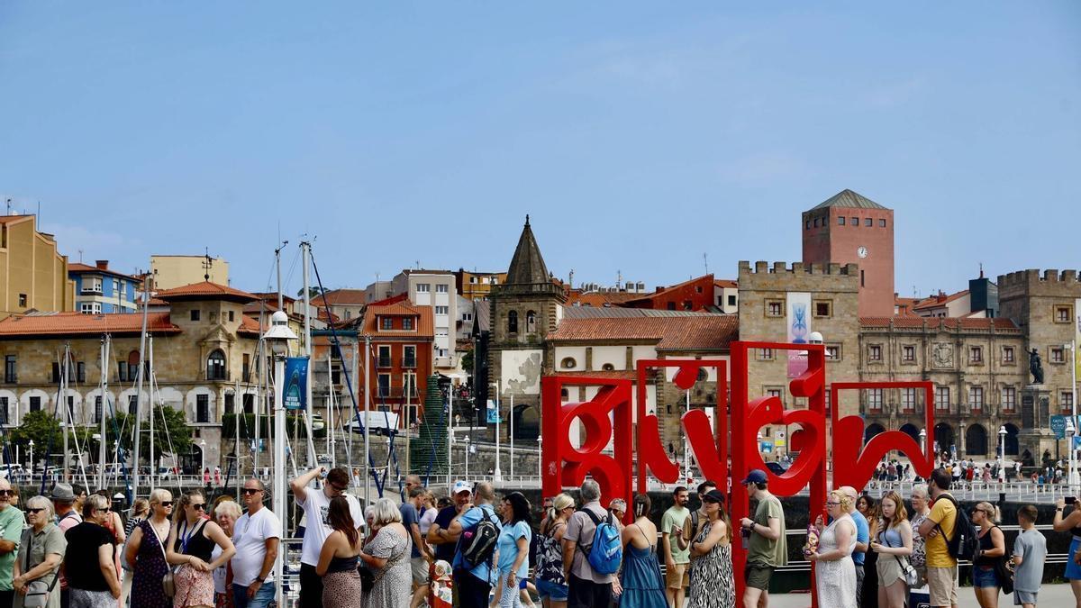 Turistas pasan por delante de las Letronas.