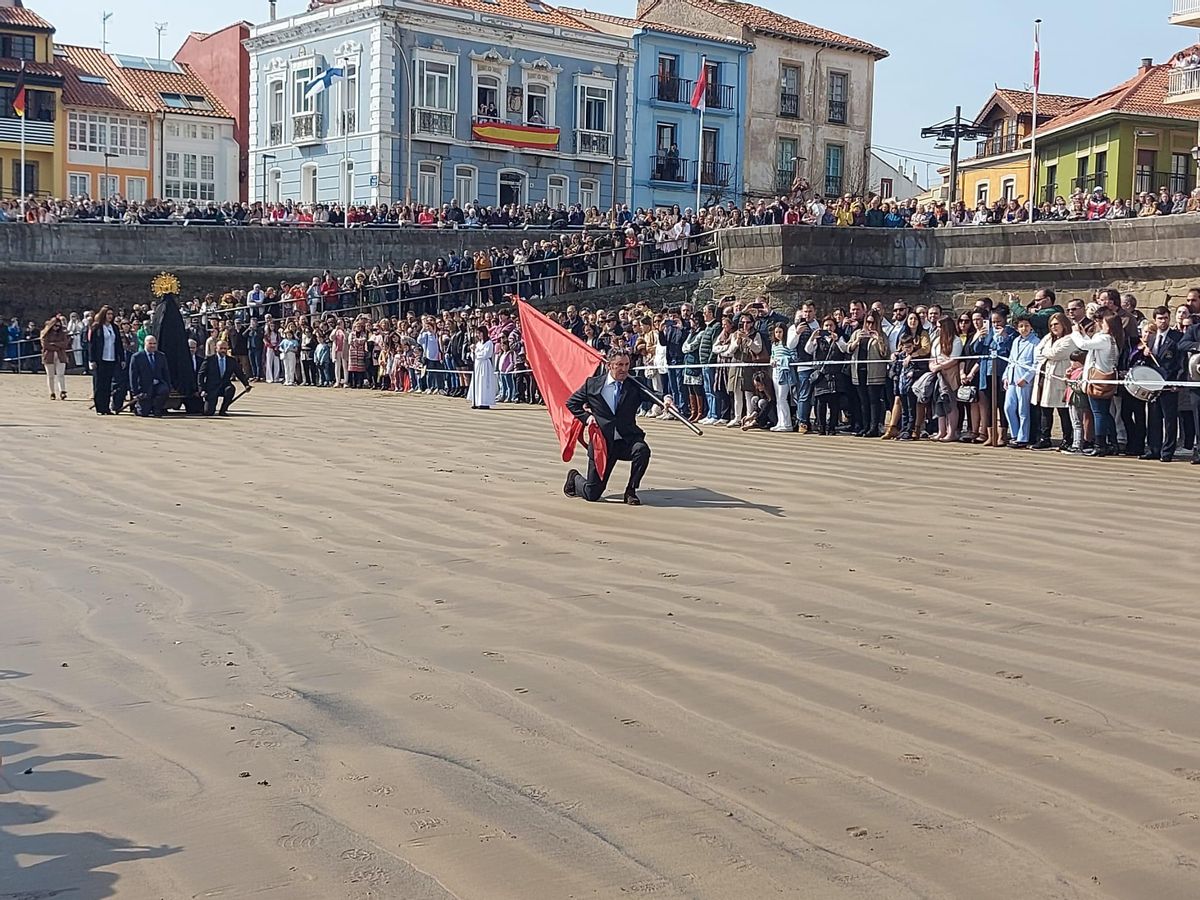 La Virgen llega al arenal cubierta con el velo negro antes de ver a Jesús.
