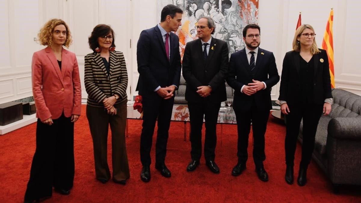 De izquierda a derecha, la ministra Meritxell Batet; la vicepresidenta Carmen Calvo; el jefe del Gobierno, Pedro Sánchez; el 'president', Quim Torra; el vicepresidente Pere Aragonès, y la 'consellera' Elsa Artadi, el pasado 20 de diciembre, en Barcel