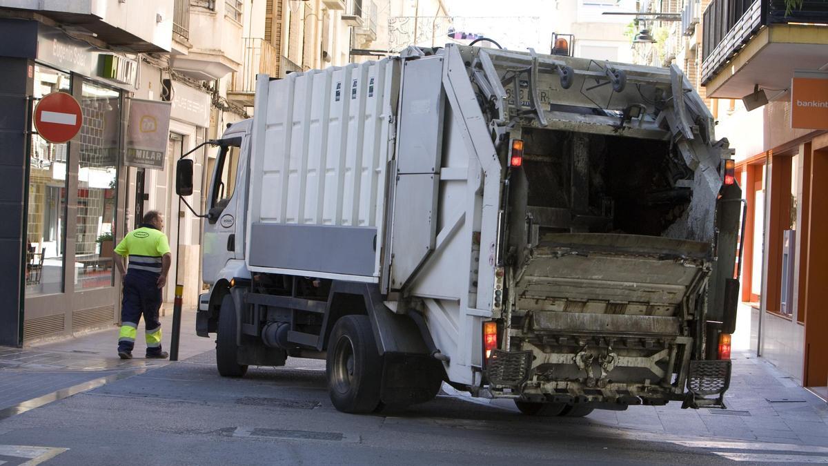 Un camión de recogida de la basura por las calles de Ontinyent, en una imagen de archivo.
