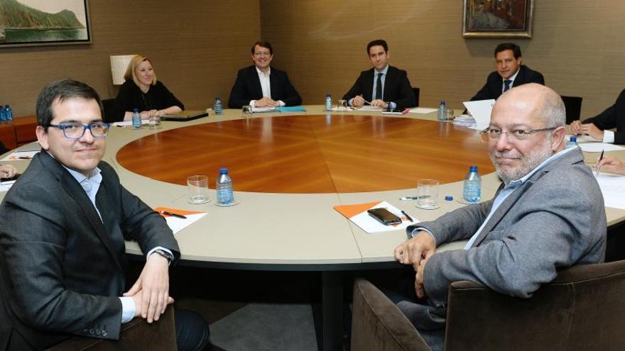 Reunión entre PP y Cs para formar Gobierno en Castilla y León.