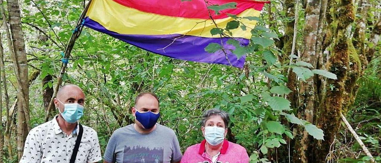 Pedro Alonso, Rafael Velasco y Margarita Naredo, en el lugar en el que se buscará el cuerpo.