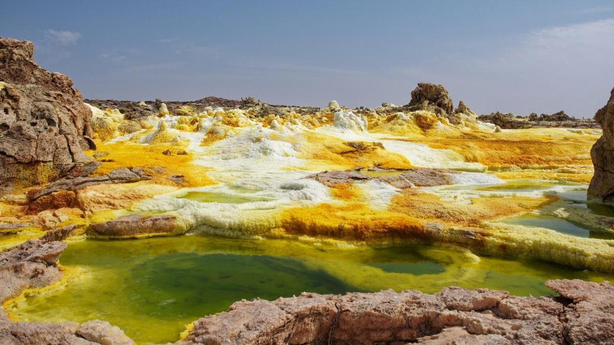 Las piscina de colores que se forman en las inmediaciones del Dallol