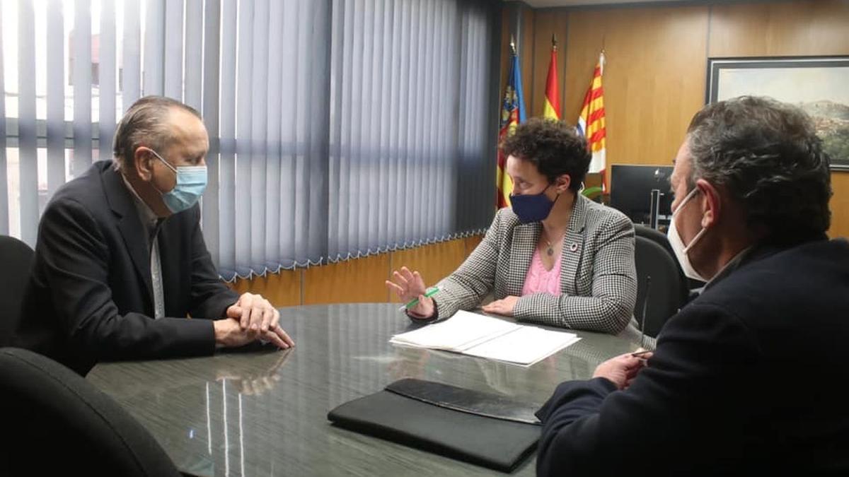 El presidente de Grupo Pamesa, Fernando Roig, en una de las reuniones mantenidas con la alcaldesa de Onda, Carmina Ballester.