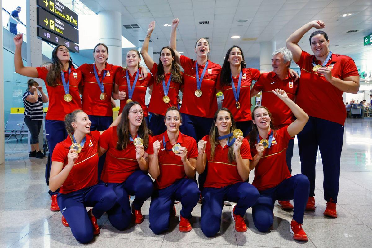 Llegada de la seleccion femenina de waterpolo